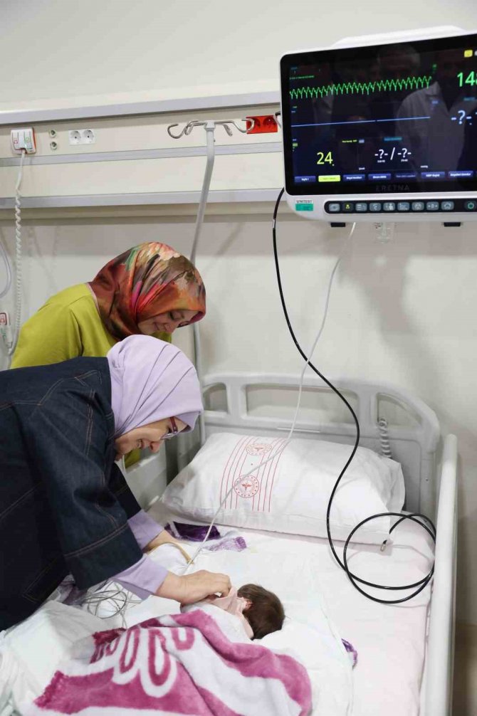 Emine Erdoğan’dan Ankara’ya Nakledilen Depremzede Bebeklere Ziyaret