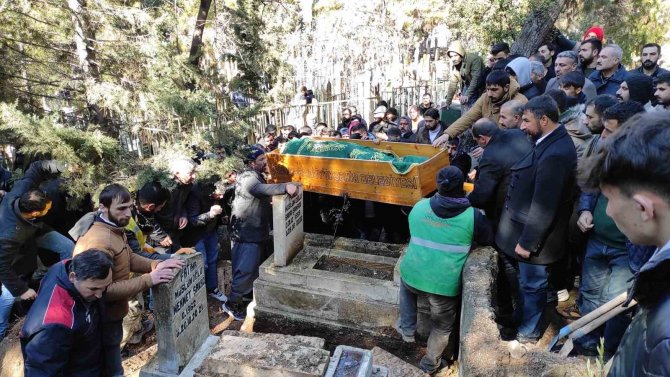 Enkazdan Ölü Çıkarılan 6 Kişilik Bulut Ailesi Gözyaşları Arasında Defnedildi