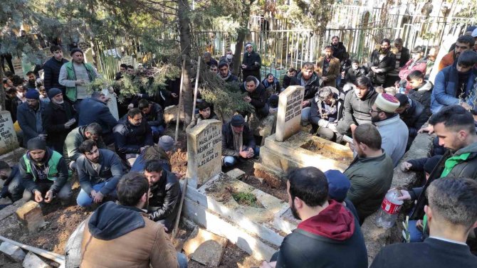 Enkazdan Ölü Çıkarılan 6 Kişilik Bulut Ailesi Gözyaşları Arasında Defnedildi