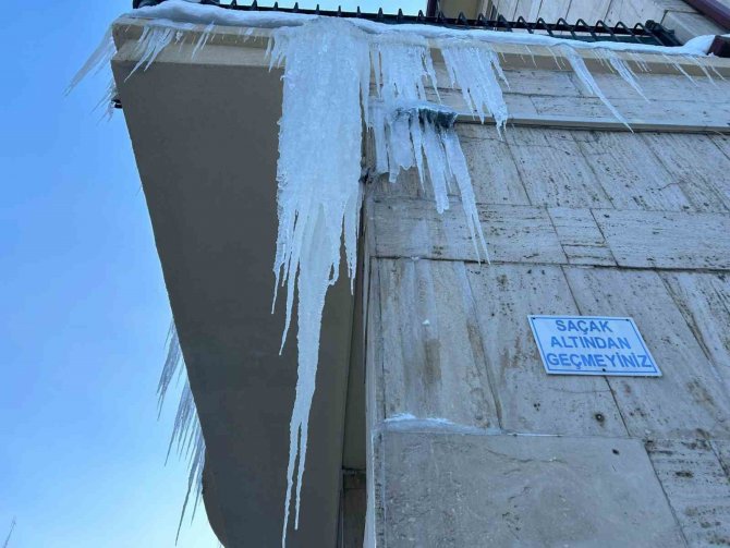 Erzurum’da Dondurucu Soğuklar Etkili Oluyor