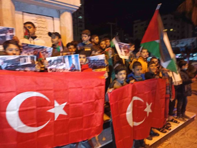 Gazzeli Çocuklardan, Depremden Etkilenen Türkiye Ve Suriye İle Dayanışma Gösterisi
