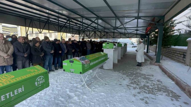 Depremde Hayatını Kaybeden 8 Kişi Niğde’de Toprağa Verildi