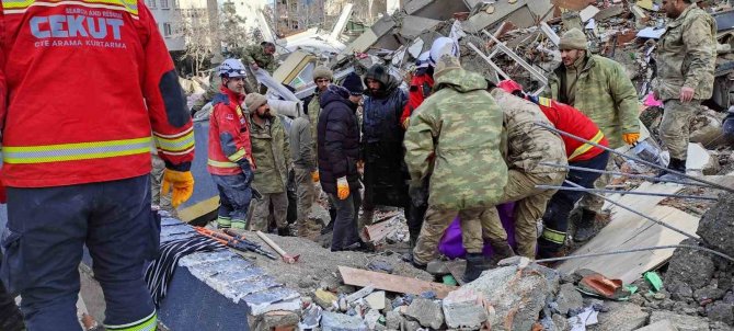 Batmanlı Jandarma Personeli Ve Güvenlik Korucuları Enkazdan 7 Kişiyi Kurtardı