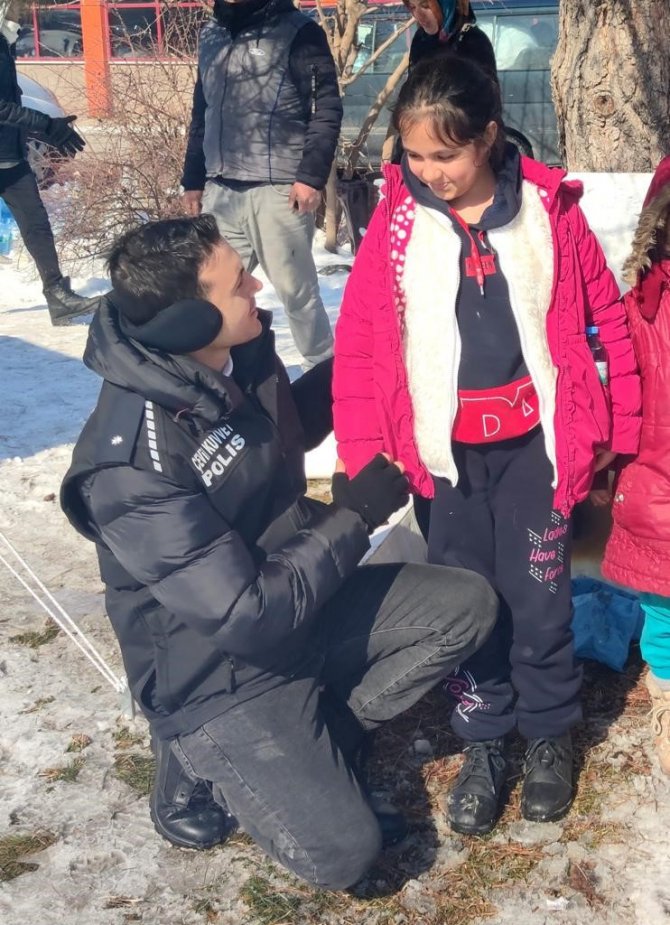 Bitlis Polisinden Depremzedelere Şefkat Eli
