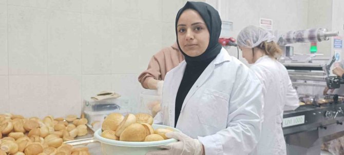 Liseli Öğrenciler Depremzedeler İçin Ekmek Yapıyor