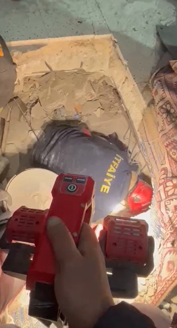 Gül Teyze Depremin 71’inci Saatinde Enkazdan Sağ Çıkarıldı