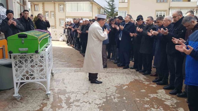 Depremde Hayatını Kaybeden 8 Aylık Hamile Öğretmen Toprağa Verildi