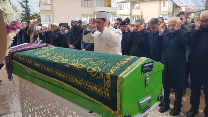 Depremde Hayatını Kaybeden 8 Aylık Hamile Öğretmen Toprağa Verildi