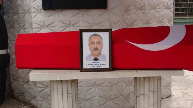 Depremde Hayatını Kaybeden Emniyet Müdür Yardımcısı Ve Oğlu Toprağa Verildi