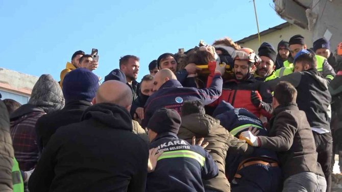 Depremin 83. Saatinde Enkazın Altından Sağ Çıkarıldı: "Size Kahve Yapacağım"