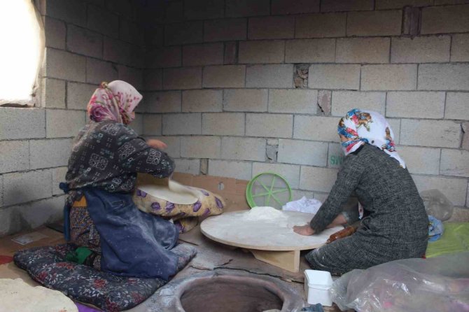 Iğdır’ın Hamarat Kadınları Deprem Bölgesi İçin Ekmek Pişiriyor