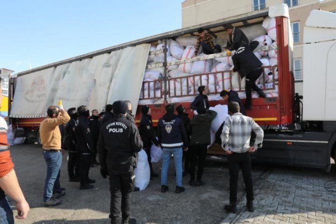Van’da Duygulandıran Yardım: Bileziklerini Depremzedelere Gönderdi