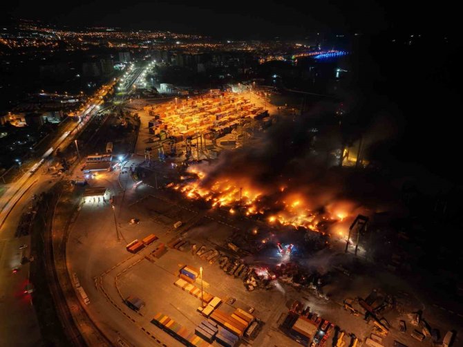 İ̇skenderun Limanı’nda 54 Saattir Devam Eden Yangın Dron İle Havadan Görüntülendi