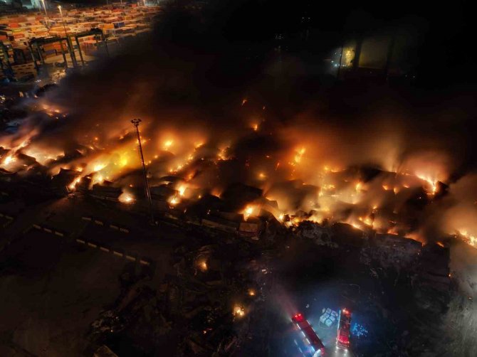 İ̇skenderun Limanı’nda 54 Saattir Devam Eden Yangın Dron İle Havadan Görüntülendi