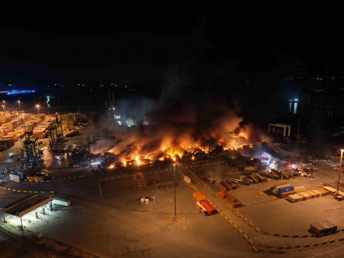 İ̇skenderun Limanı’nda 54 Saattir Devam Eden Yangın Dron İle Havadan Görüntülendi
