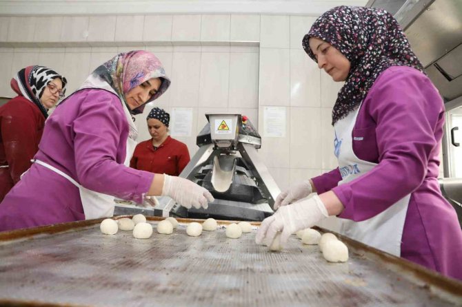 Isparta’da Lisede Üretilen 50 Bin Ekmek Kahramanmaraş’a Gönderildi