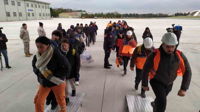 İ̇stanbul’dan Deprem Bölgesine 52 Yeni Ekip Yola Çıktı