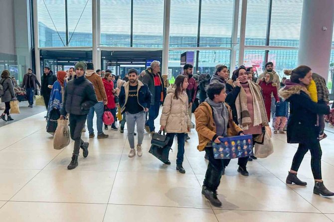 İ̇stanbul’a Yakınlarının Yanına Gelen Depremzedeler Yaşadıkları O Anları Anlattı