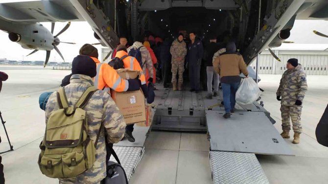 İ̇stanbul’dan Deprem Bölgesine 52 Yeni Ekip Yola Çıktı