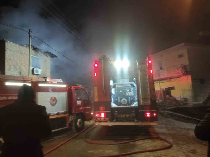 İ̇zmir’deki Yangında Pencereden Atlayan Adam Hayatını Kaybetti