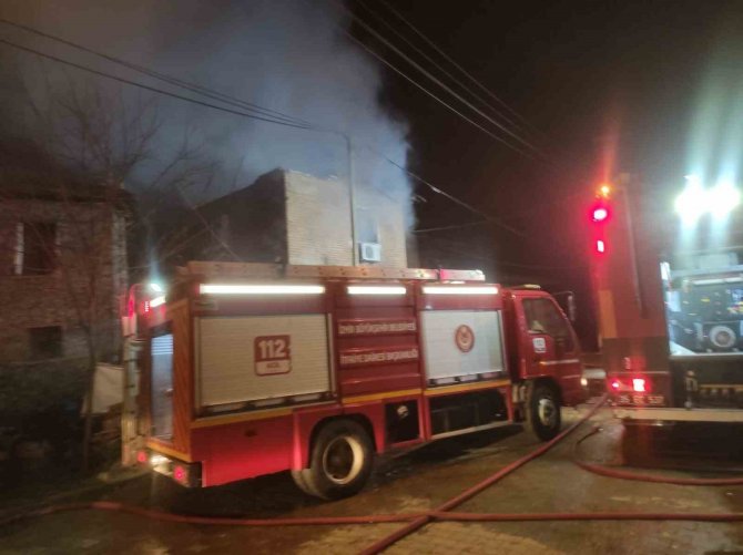 İ̇zmir’deki Yangında Pencereden Atlayan Adam Hayatını Kaybetti
