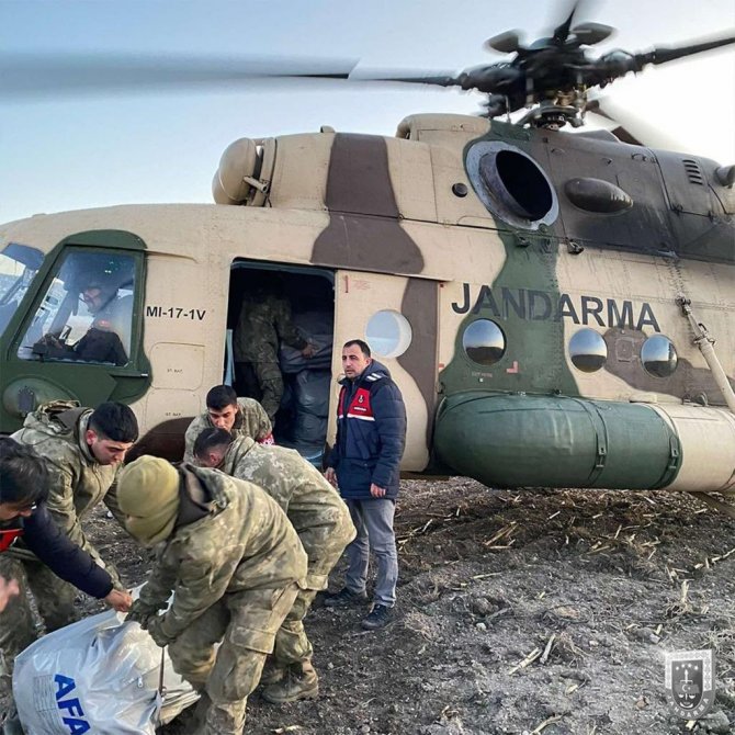 Jandarma Hava Araçları 400 Saatlik Uçuşla Deprem Bölgelerine Yardım Malzemesi Taşıdı