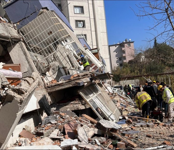 Ezine Belediye Başkanı Güray Yüksel Deprem Bölgesinde