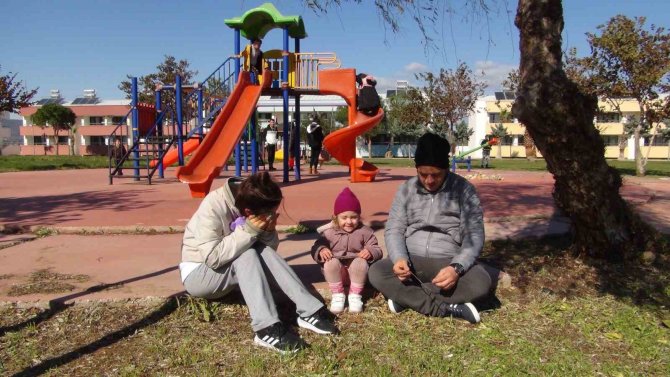 Depremzedeler Kamplarda Felaketin Etkisini Unutmaya Çalışıyor