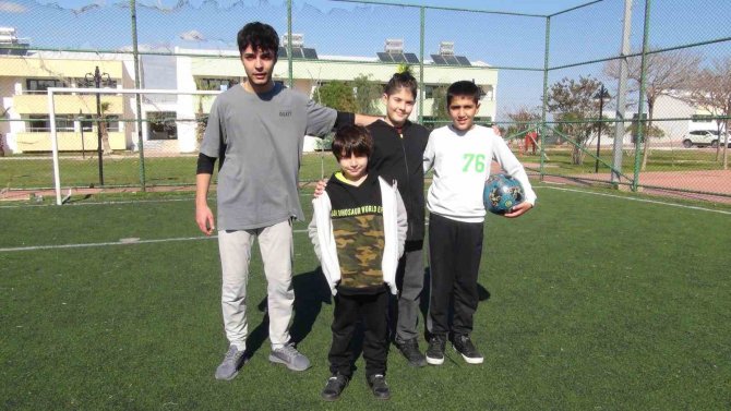 Depremzedeler Kamplarda Felaketin Etkisini Unutmaya Çalışıyor