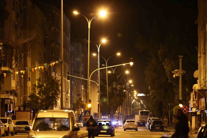 Deprem Dolasıyla Sönen Sokak Lambalarına Yeniden Enerji Verildi