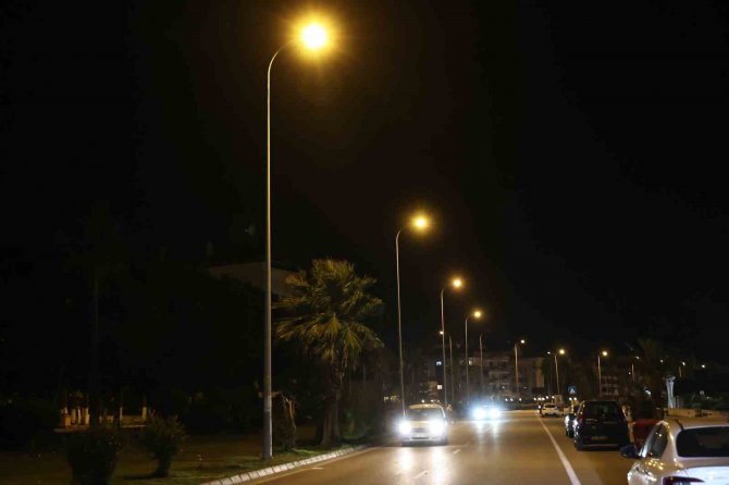 Deprem Dolasıyla Sönen Sokak Lambalarına Yeniden Enerji Verildi