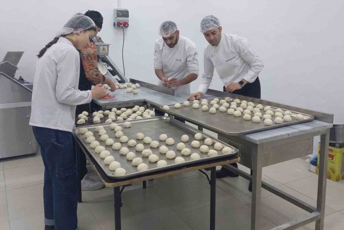 Tekirdağ’da Öğrenciler Deprem Bölgesine Günde 5 Bin Ekmek Üretiyor