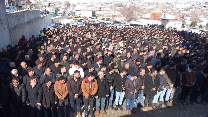 Deprem, Ailesini Hayattan Kopardı: Eşi, 4 Yaşındaki Kızı, Kız Kardeşi Ve Kuzeni Toprağa Verildi