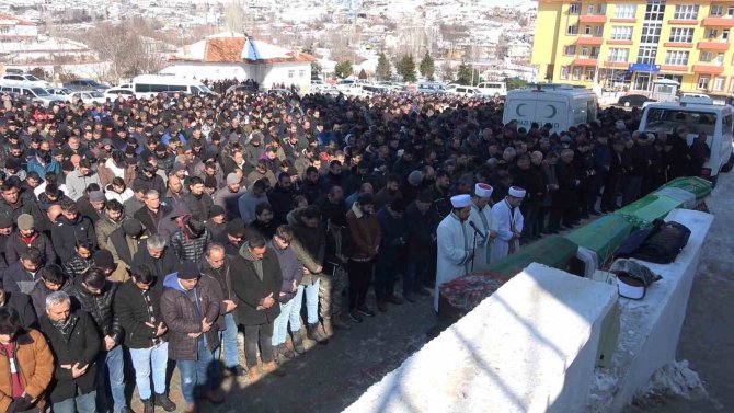 Deprem, Ailesini Hayattan Kopardı: Eşi, 4 Yaşındaki Kızı, Kız Kardeşi Ve Kuzeni Toprağa Verildi