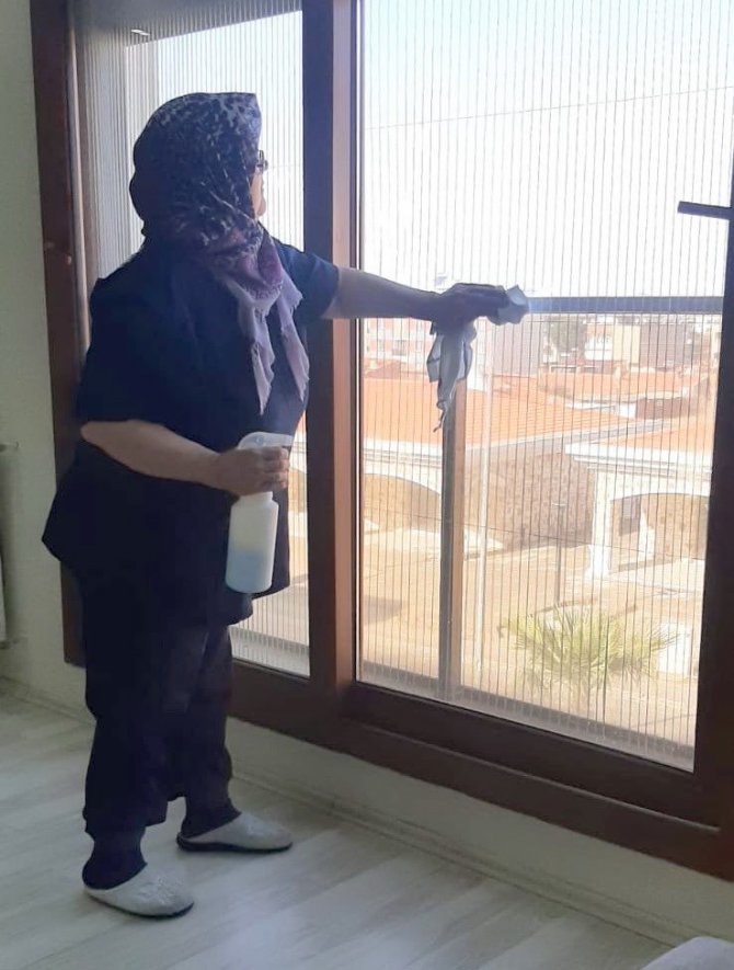 Belediye Ekipleri Depremzedeler İçin Evleri Temizledi
