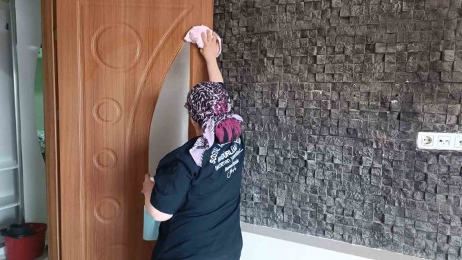 Belediye Ekipleri Depremzedeler İçin Evleri Temizledi