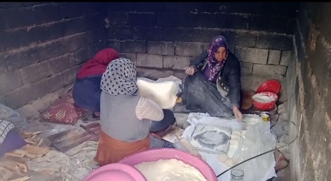 Depremzedeler İçin 40 Tandır Yakıldı: Her Evde Ekmek Pişirildi