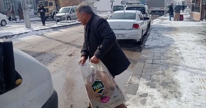 Depremzedeler İçin 40 Tandır Yakıldı: Her Evde Ekmek Pişirildi