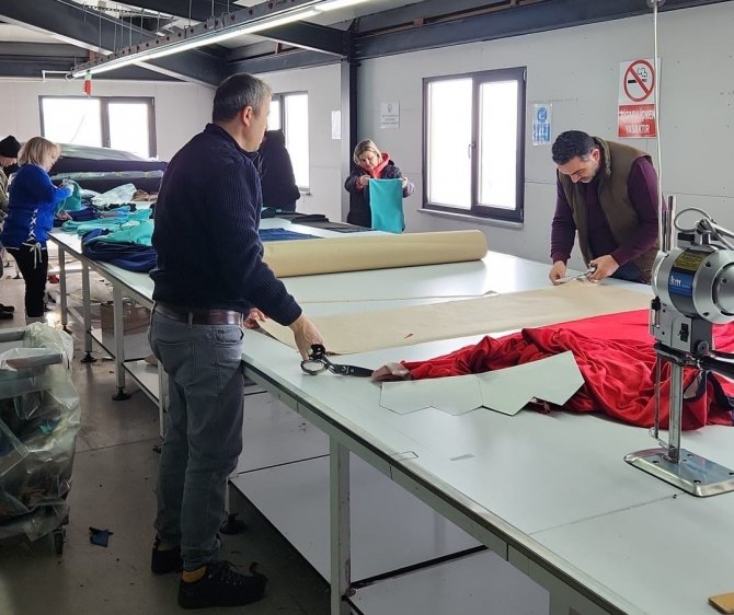 Deprem Bölgesi İçin Tekirdağ’da Fabrikalar Battaniye Üretimine Başladı