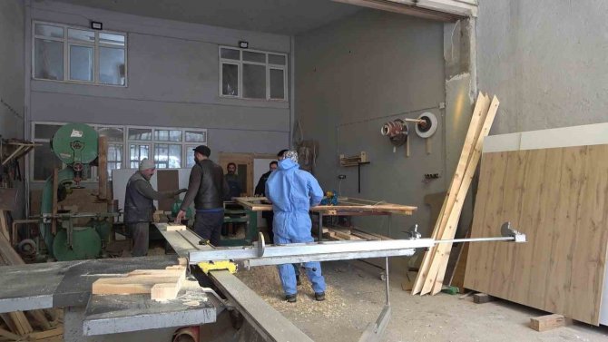 Gümüşhane’de Üretilen Ahşap Prefabrik Evler Deprem Bölgesine Gönderilecek