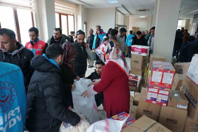 Deprem Bölgesine Siirt’ten 23 Yardım Tırı Daha Gönderildi