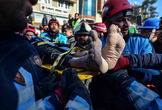 Kahramanmaraş’ta 3 Kişi Depremin 84’üncü Saatinde Enkazdan Sağ Çıkartıldı