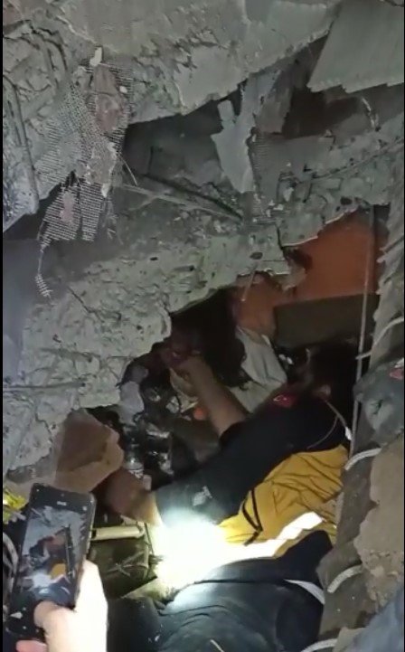 Madenciler, 7 Saatte Enkaz Altında Ulaştıkları Kız Çocuğuna Elleriyle Su İçirdi