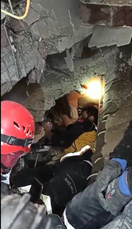 Madenciler, 7 Saatte Enkaz Altında Ulaştıkları Kız Çocuğuna Elleriyle Su İçirdi