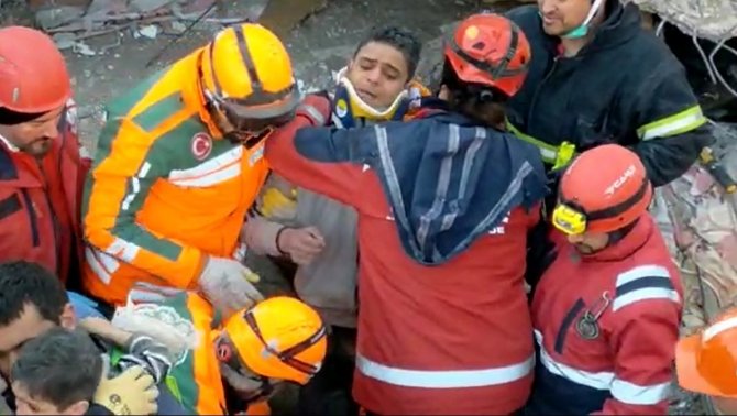 Kahramanmaraş’ta 84’üncü Saatte 2 Kardeş Sağ Olarak Kurtarıldı