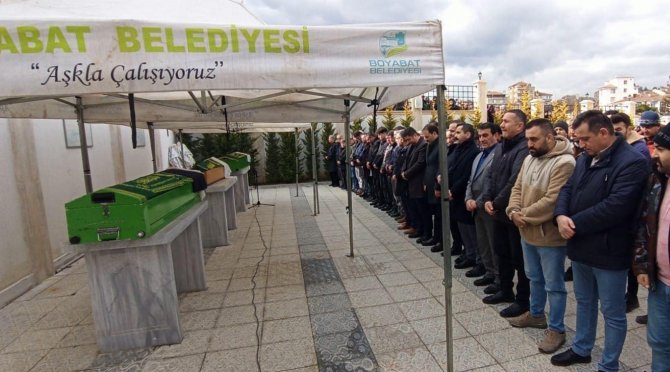 Depremde Hayatını Kaybeden Tepe Ailesi Sinop’ta Toprağa Verildi