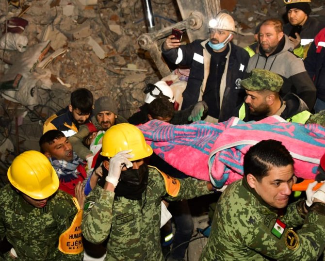 Meksikalı Ekipler 1 Kişiyi Enkazdan Canlı Çıkardı