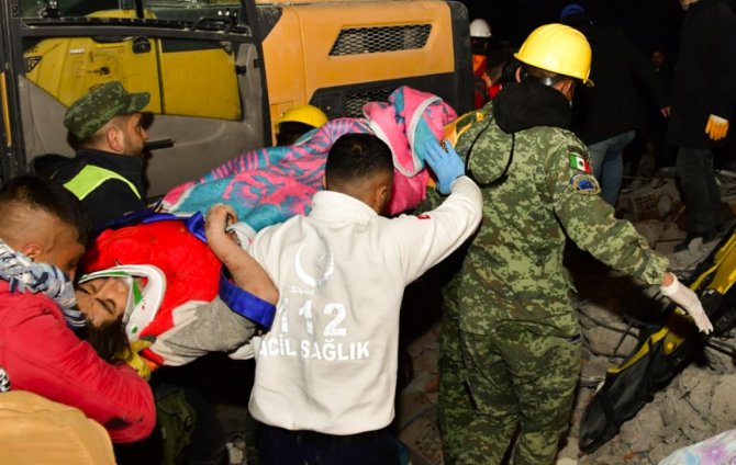 Meksikalı Ekipler 1 Kişiyi Enkazdan Canlı Çıkardı