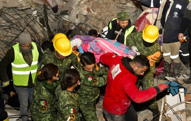 Meksikalı Ekipler 1 Kişiyi Enkazdan Canlı Çıkardı