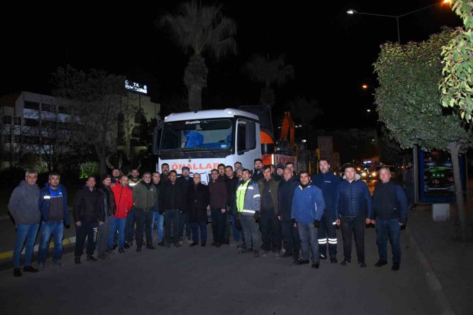 Salihli Belediyesi Deprem Bölgesine İş Makinesi Ve Personel Gönderdi